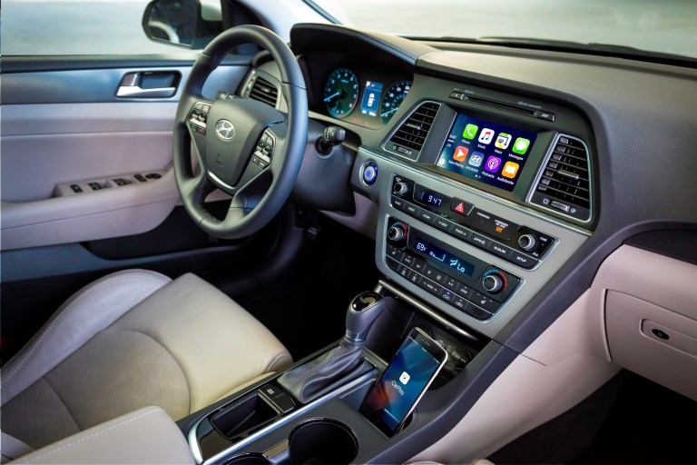 HYUNDAI ADDS APPLE CARPLAY SUPPORT TO 2016 SONATA